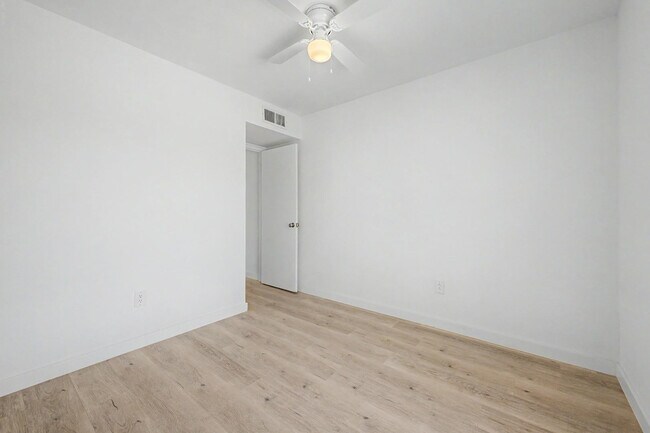 Building Photo - 935 W Santa Cruz Dr