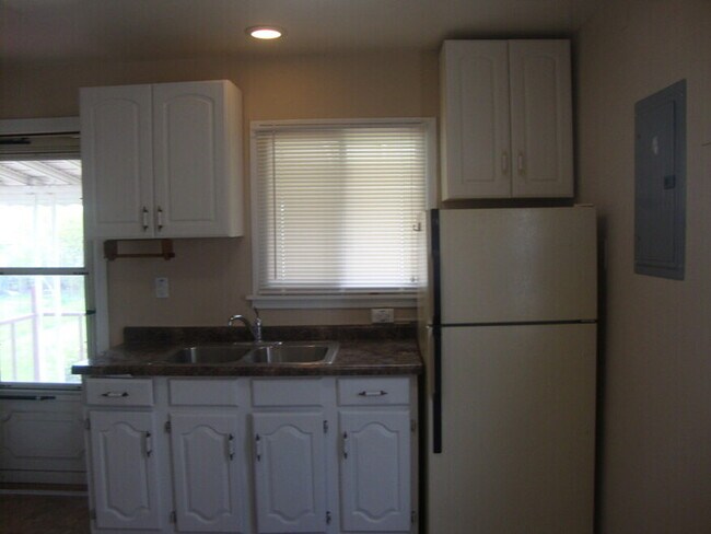 Building Photo - 27107 Seyburn Ave