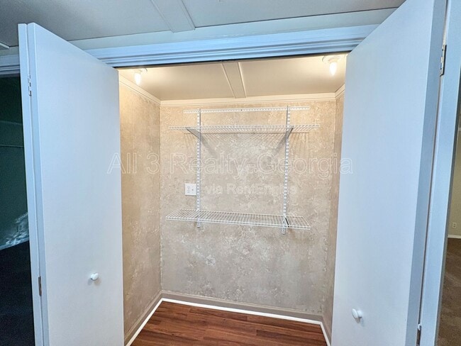 Building Photo - 435 Sherwood Rd