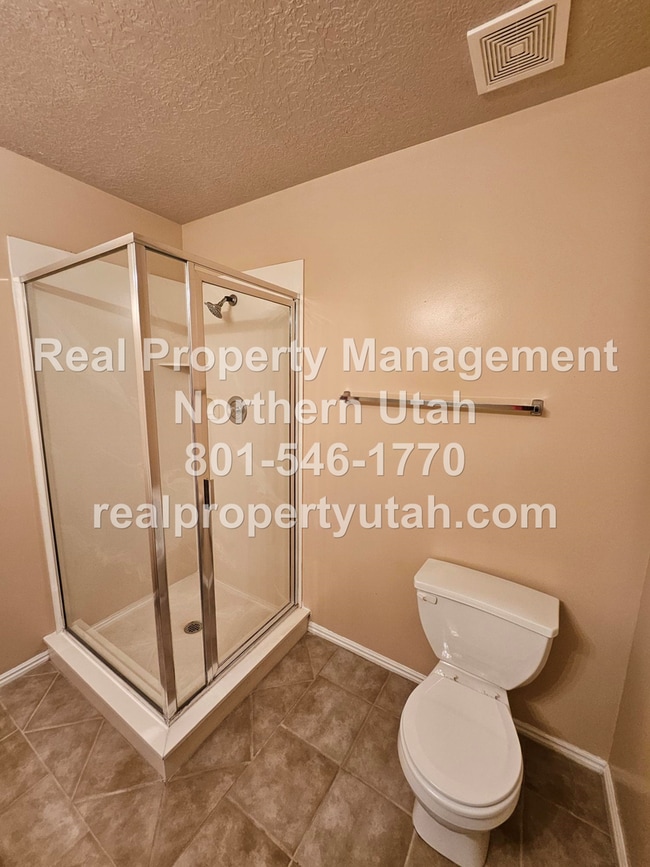 Building Photo - Stunning 4 Bedroom 3 Bath Syracuse Home