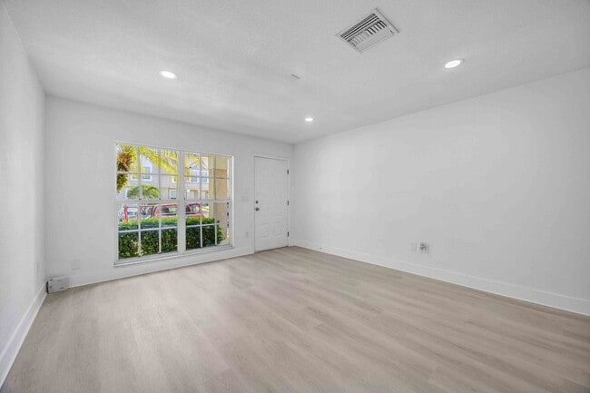 Building Photo - 727 Kensington Lake Cir