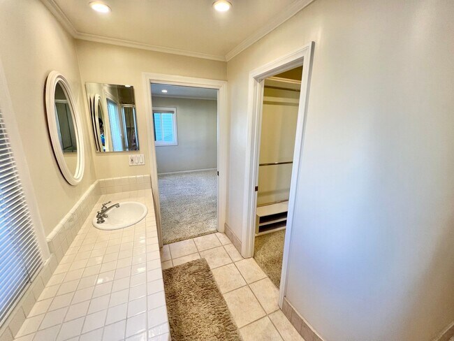 Building Photo - Peninsula Living just steps to the Beach - Garage included