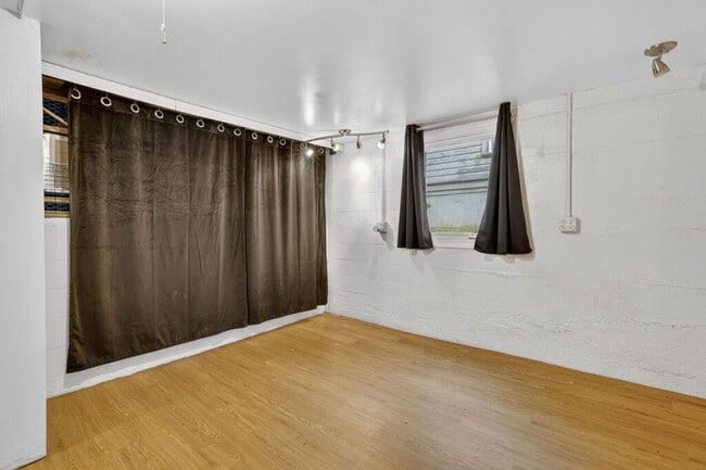 Building Photo - 924 N Mason St