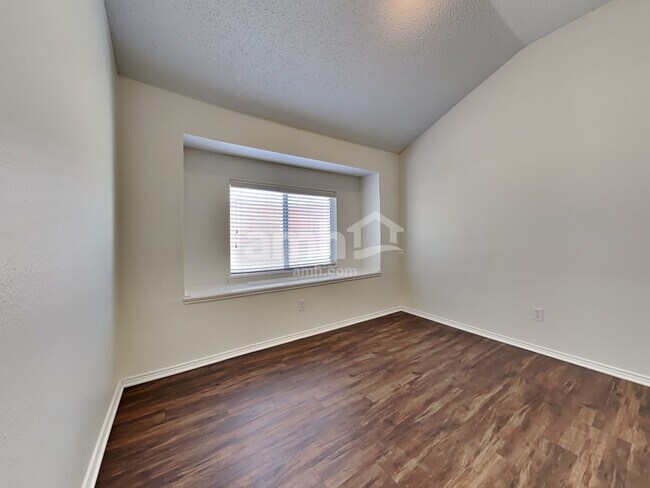 Building Photo - 728 Raven Dr