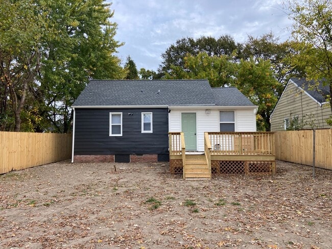 Building Photo - Recently Updated Two Bedroom Home Minutes From Downtown