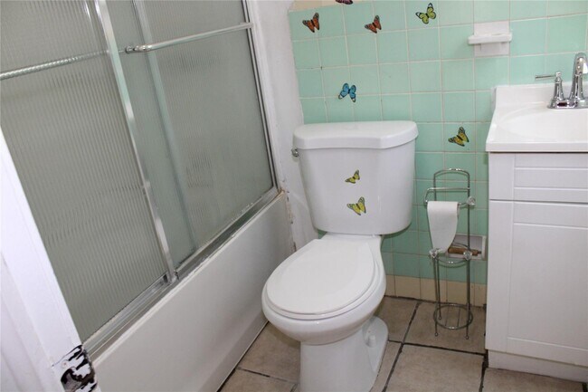 Building Photo - This is a 1 bedroom - 1 bathroom duplex in...