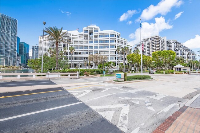 Building Photo - 540 Brickell Key Dr