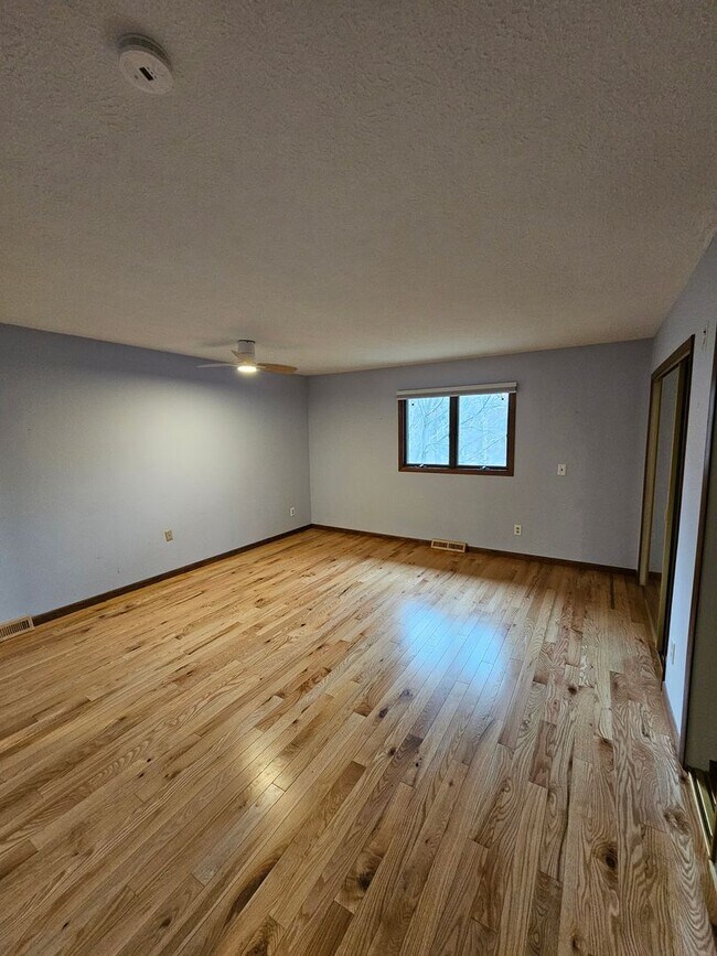 Building Photo - Remarkable 5 Bedroom Home For Rent in Mentor