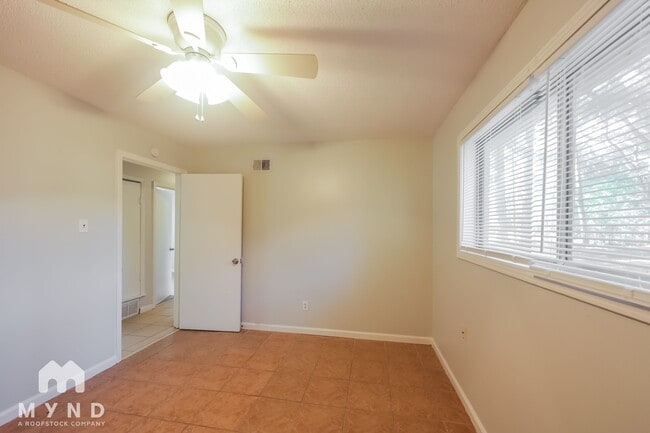 Building Photo - 3020 Normandy Dr