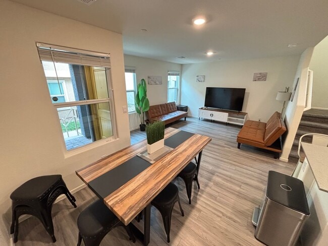 Building Photo - Gorgeous 3Bed/2.5Bath/2Car Townhome located in Southwest Las Vegas- Make the Move for Less: $300 ...