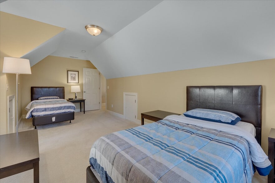 Building Photo - 320 Lawrence Rd