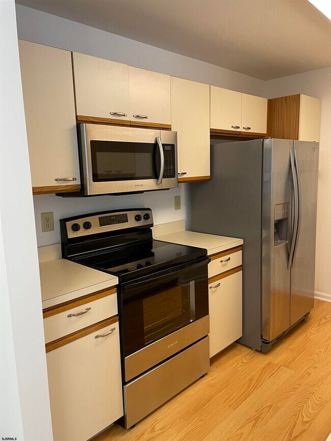 Building Photo - 550 Central Ave