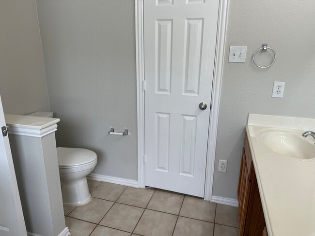 Building Photo - 413 Hilltop Dr