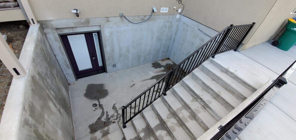 Building Photo - 3080 N CREST DR