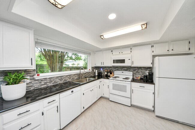 Building Photo - 1902 Kings Arms Way