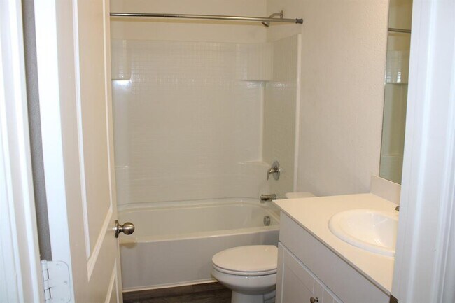 Building Photo - 748 Crestridge Dr