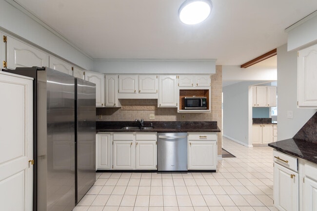 Building Photo - 46105 W Seven Mile Rd