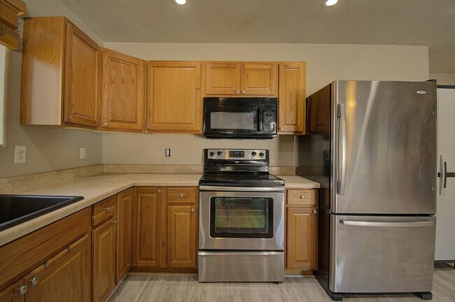 Building Photo - 110 Real Woods View E