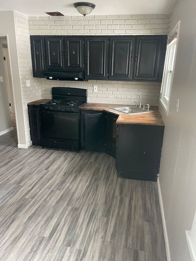 Building Photo - 3 Bedroom Ranch | Modern Updates & Natural Light