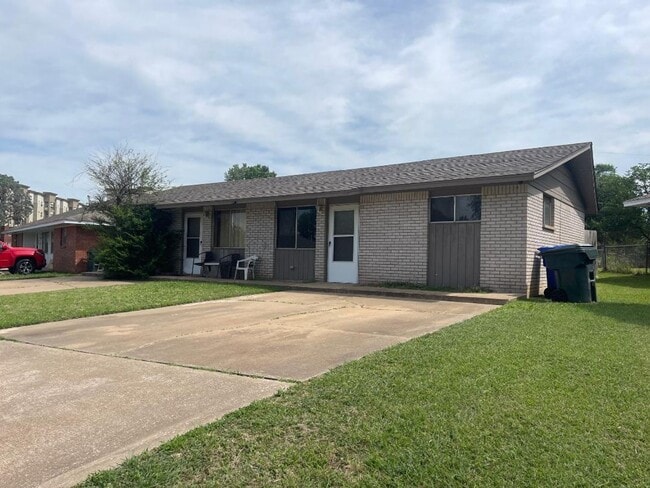 Building Photo - Adorable 1 bedroom 1 bathroom Duplex For Rent