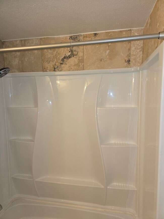 Building Photo - Beautiful Hermiston Home offers a perfect balance of comfort and convenience