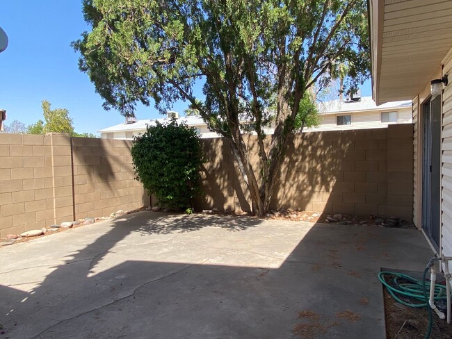 Building Photo - Tempe Townhouse 2 Bed/1Bath Single Story w...