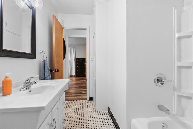 Building Photo - Flexible Furnished 2 BR 1 BA w/ garage and...