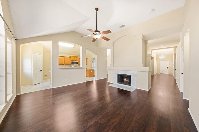 Building Photo - 6718 Meadowcrest Dr