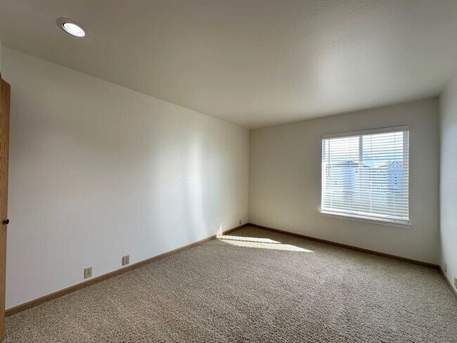 Building Photo - SPECIAL OFFER!!!! 2 Bedroom 2 bath home wi...
