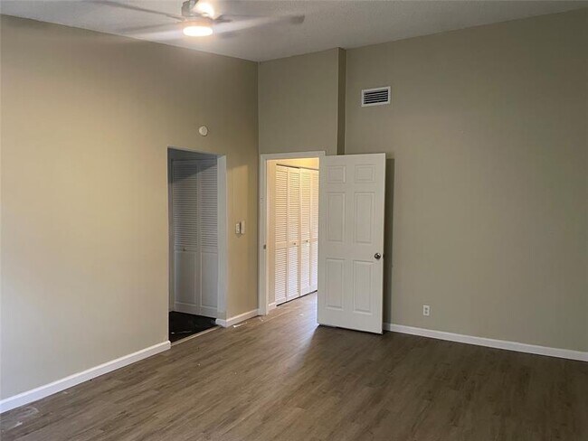 Building Photo - 9162 Vineyard Lake Dr