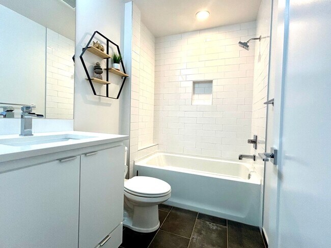 Building Photo - Magnolia newer 2Bed 2Bath Townhouse with Rooftop Deck