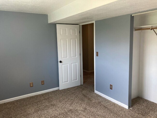 Building Photo - Green Acres Split Level