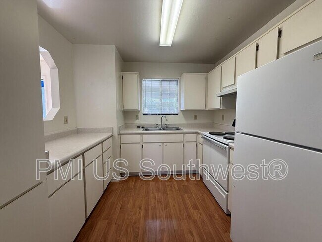 Building Photo - 9560 E Lakeshore Dr