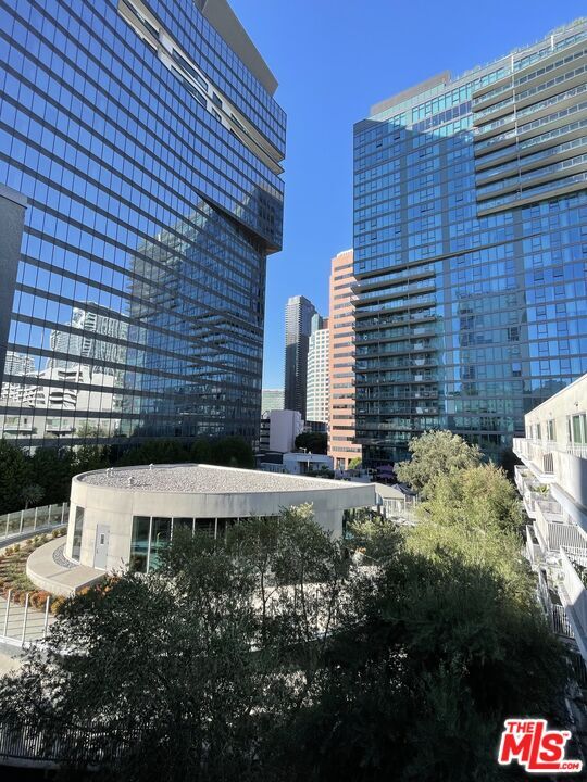 Building Photo - 901 Flower St