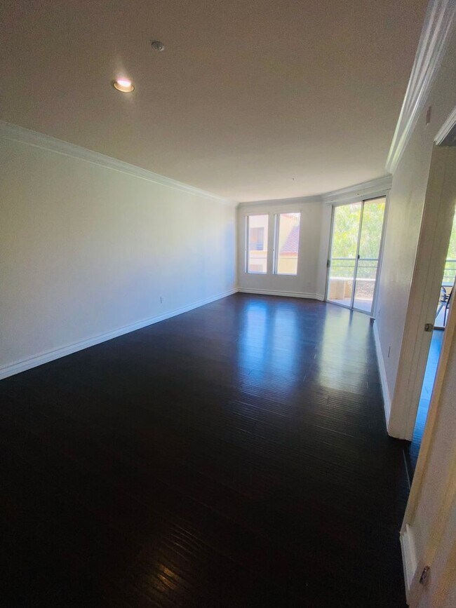 Building Photo - Beautiful, unfurnished luxury condo at the...