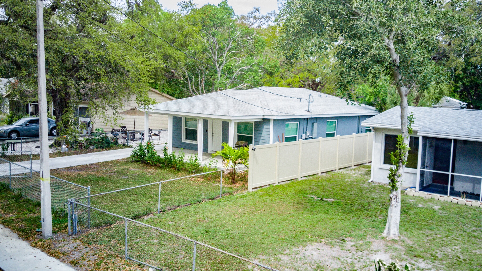 ALL FENCED AROUND - 325 11th Ave E