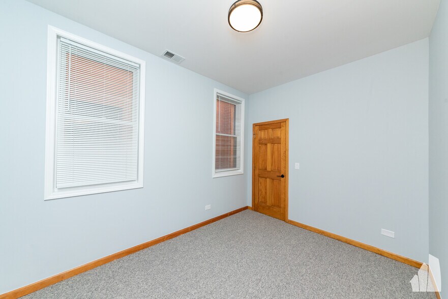 Building Photo - 2338 N Greenview Ave