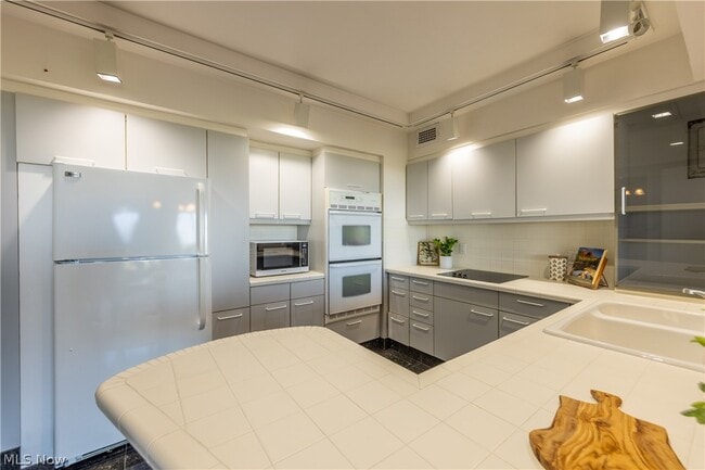 Building Photo - 1 Lakeshore Blvd