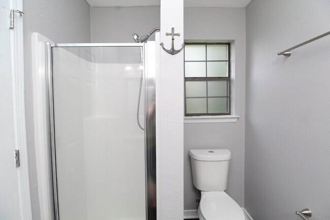Building Photo - Private Cul-de-Sac Living — 3BR Home Featuring Open Layout, Wooded Backyard Views & Stylish Updat...