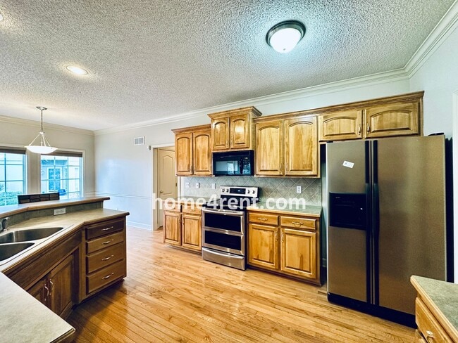 Building Photo - Maintenance Free! Main level Master, Finished Basement and Wood Floors in the Kitchen! *Brand New...