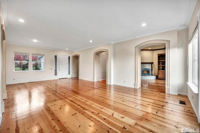 Building Photo - *SHORT TERM LEASE* 5 Bed 2 Bath, Dream Ret...