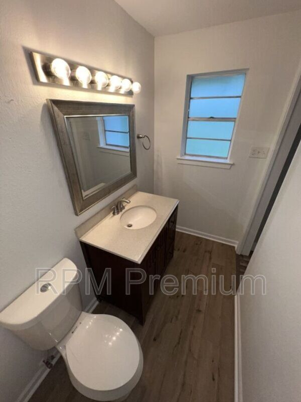 Building Photo - 464 Wilton Dr