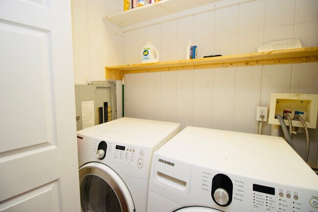 Building Photo - 3 Bedroom, 2 Bathroom in the Forest Acres Area - Available July 2026!