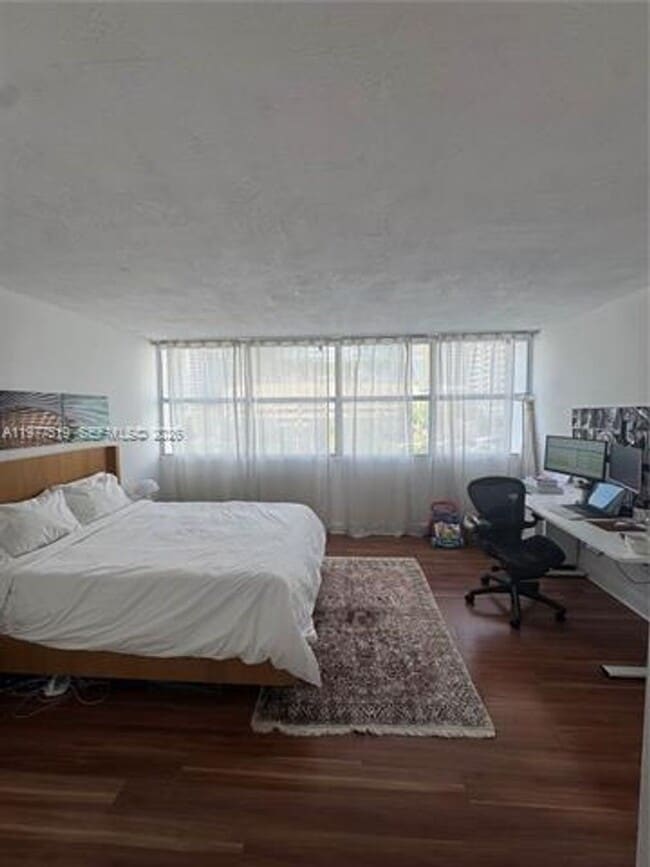 Building Photo - 1420 Brickell Bay Dr