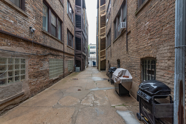 Building Photo - 1325 W Addison St