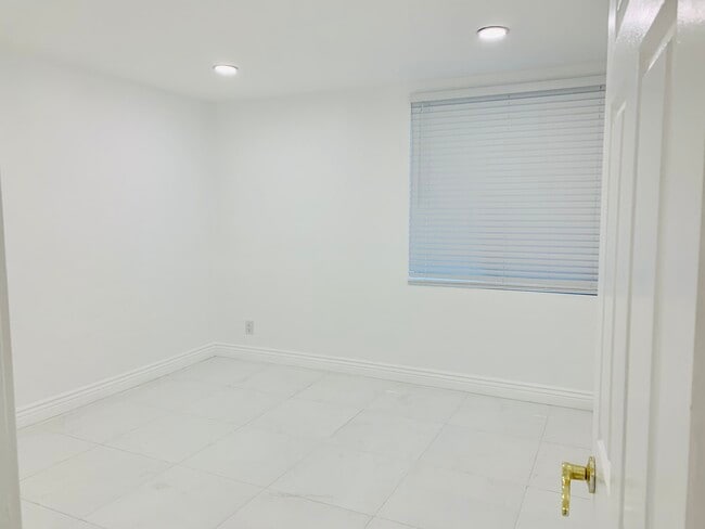 Building Photo - 5301 Balboa Blvd