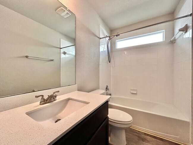 Building Photo - Move-In Ready 4-Bed, 2-Bath Home in Prime Fairhaven Location!