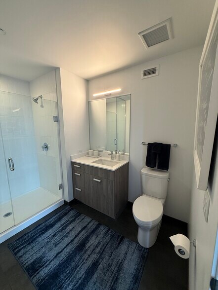 Building Photo - 450 E Waterside Dr