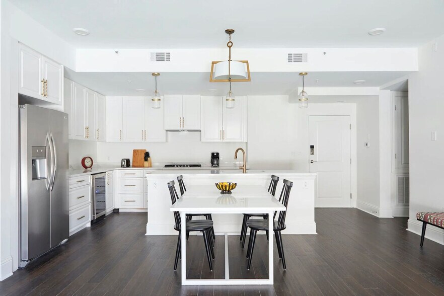 Building Photo - 301 St Charles Ave