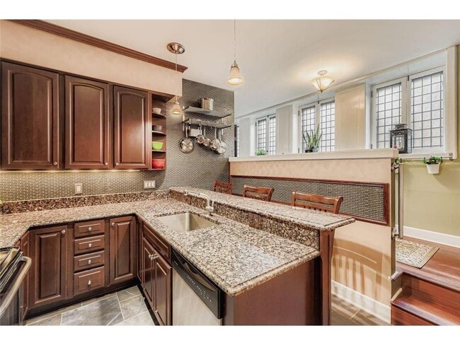 Building Photo - 2219 Pillsbury Ave